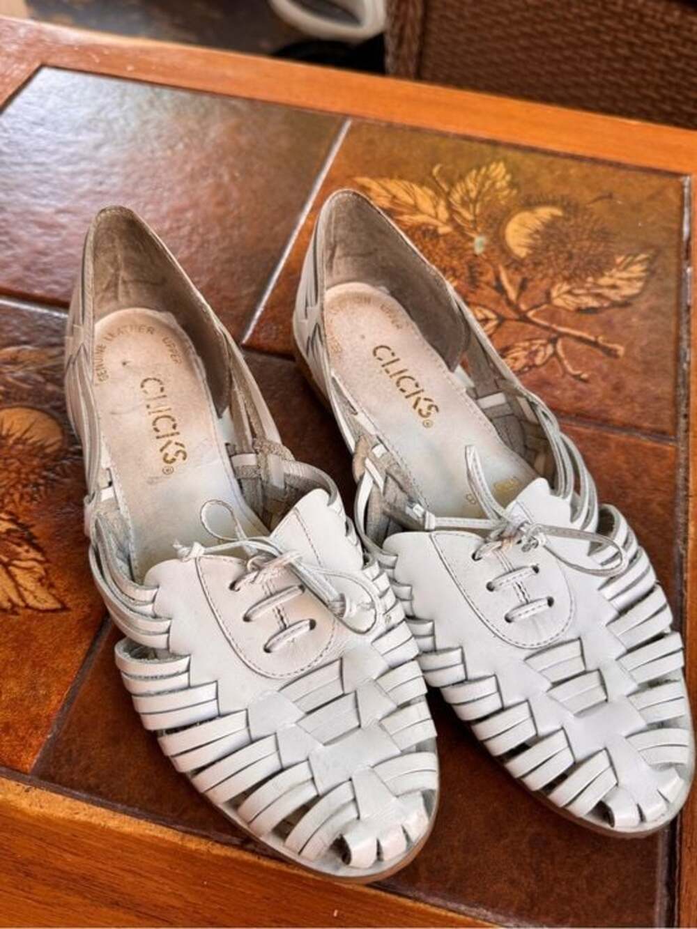 Vintage Clicks- White Woven Leather Lace-Up Flats for Women size 8